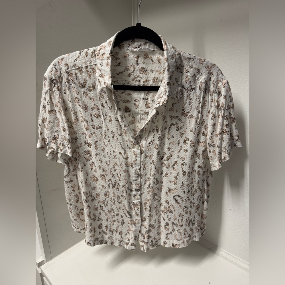 Shimmery leopard animal print bottom down blouse, size  M.